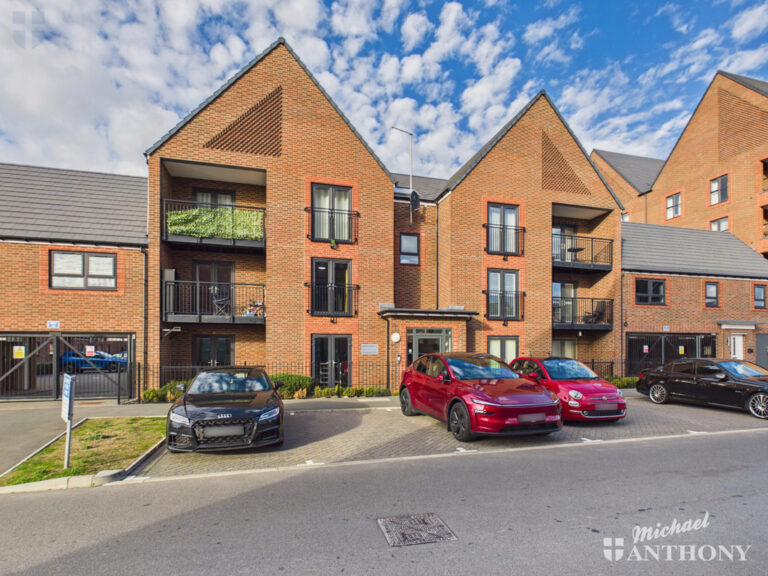 Kingsbrook Basin, Kingsbrook, Aylesbury, Buckinghamshire Image