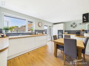 Midhurst Close, AYLESBURY, HP21 9TZ