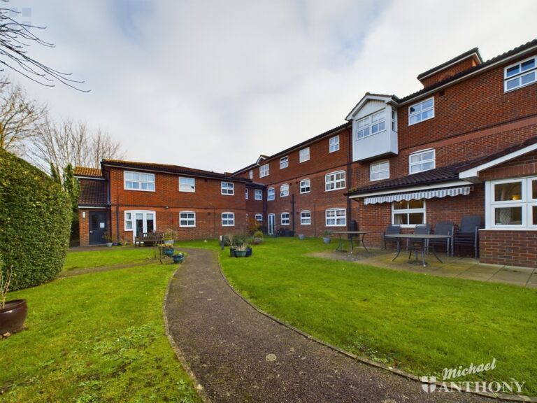 Hanover Court, Croft Road, Aylesbury, Buckinghamshire Image