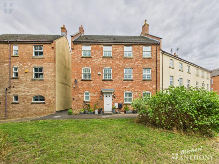 Hampden Square, Aylesbury, Buckinghamshire Image