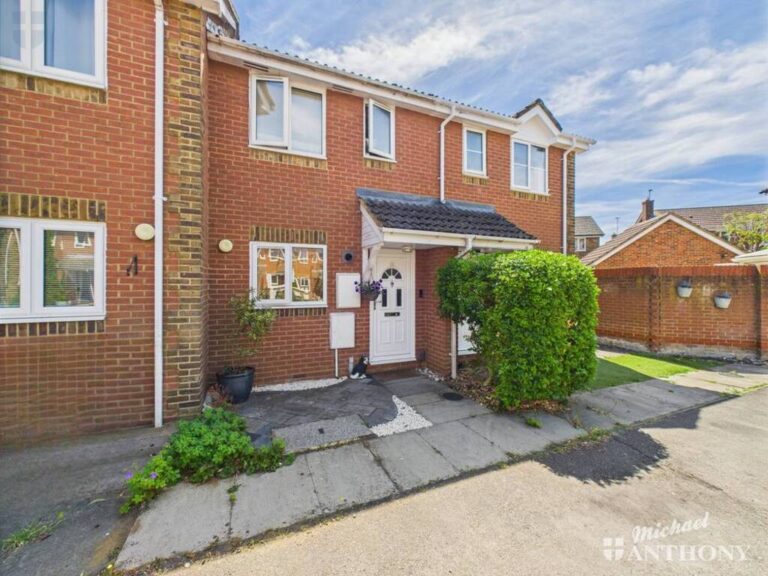 Harrow Close, Aylesbury, Buckinghamshire Image