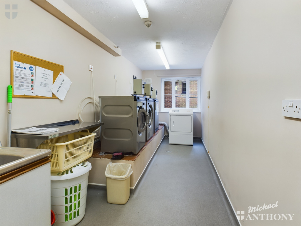 Communal laundry lis