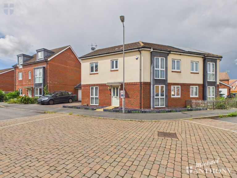 Greensleeves Drive, Aylesbury Image