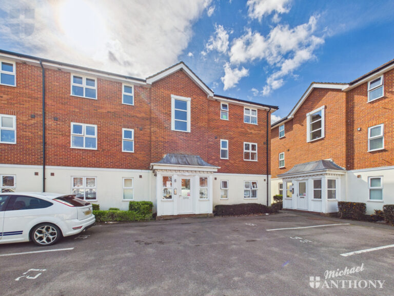 Whinchat, Aylesbury Image