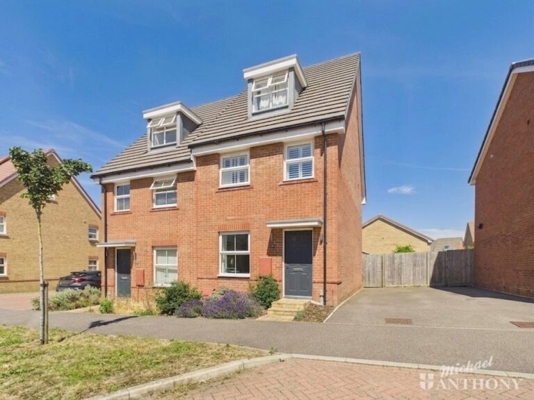 Wallis Drive, Leighton Buzzard Image