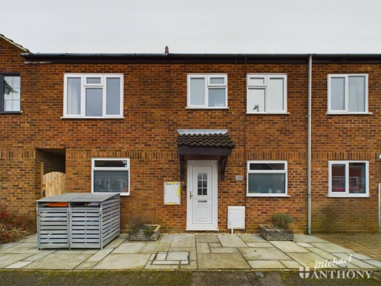 Almond Road, Leighton Buzzard, Bedfordshire