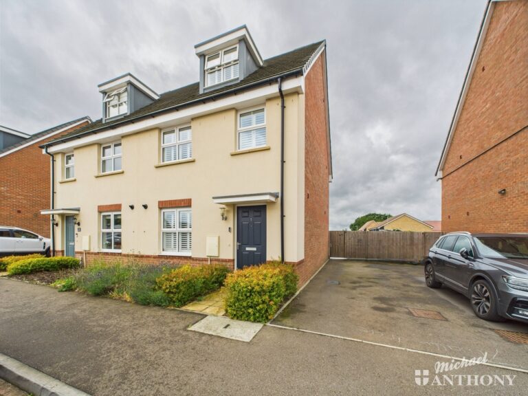 Wallis Drive, Leighton Buzzard, Bedfordshire Image