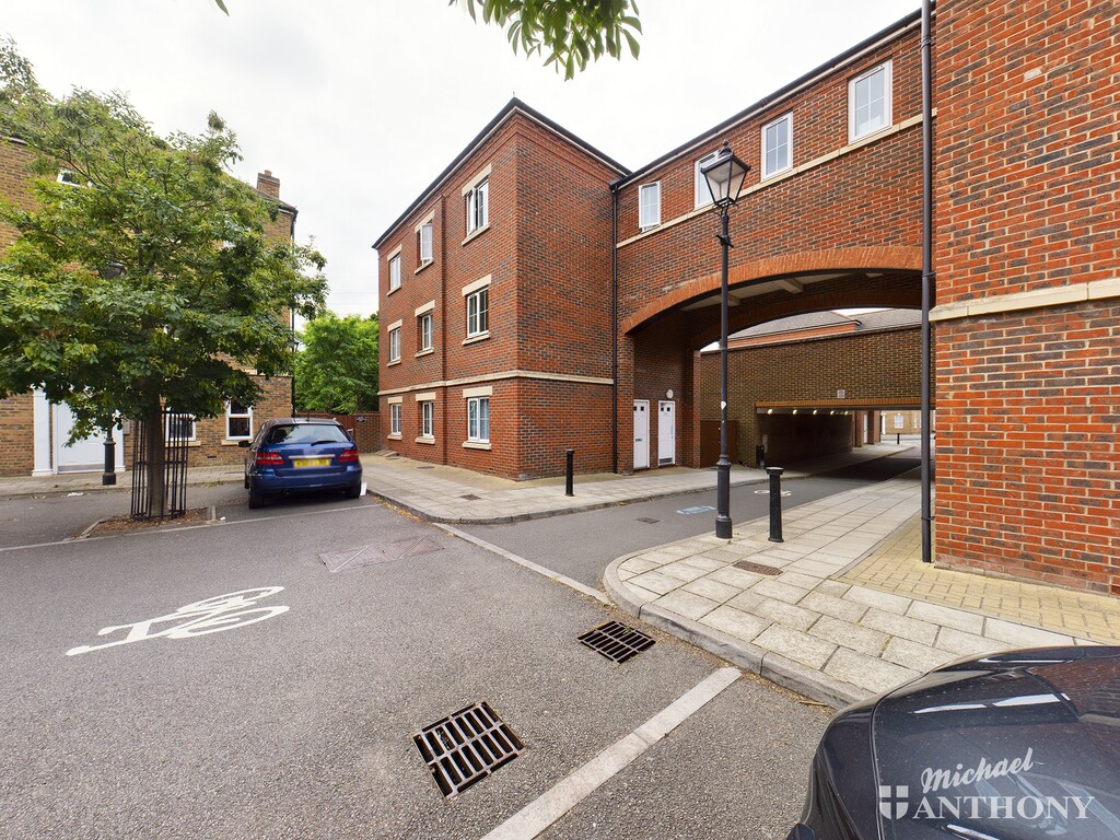 Property & Houses For Sale in Knightsbridge Place Fairford Leys