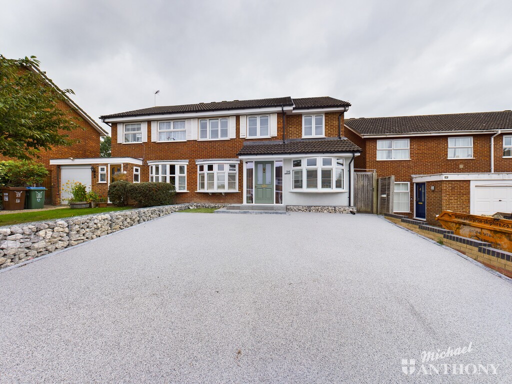 Property & Houses For Sale in Waivers Way Elm Farm, Aylesbury