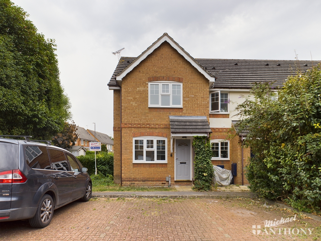 Property & Houses For Sale in Holly Drive Lavender Grange , Aylesbury, Michael Anthony Estate