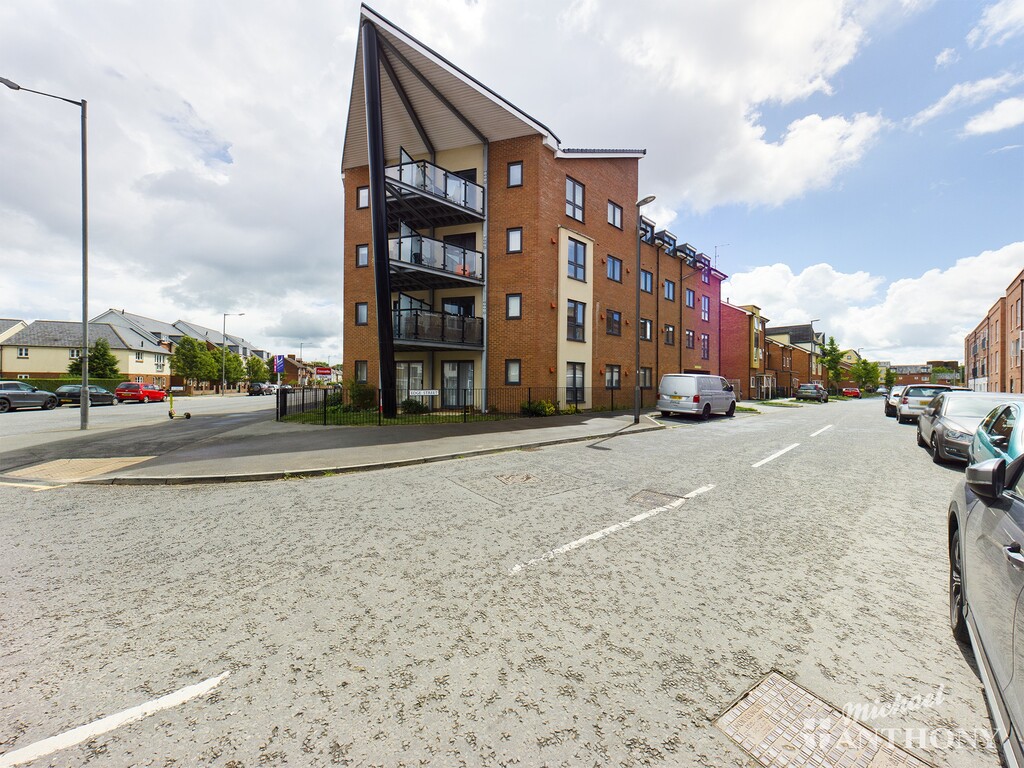 Property & Houses For Sale in Edge Street Town Centre, Aylesbury, Michael Anthony Estate Agents