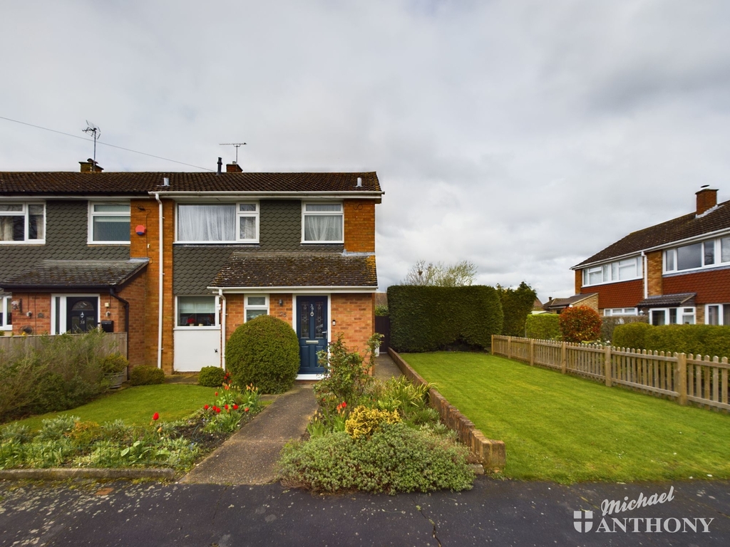 Property & Houses For Sale in Long Meadow, Aylesbury, Michael Anthony Estate Agents