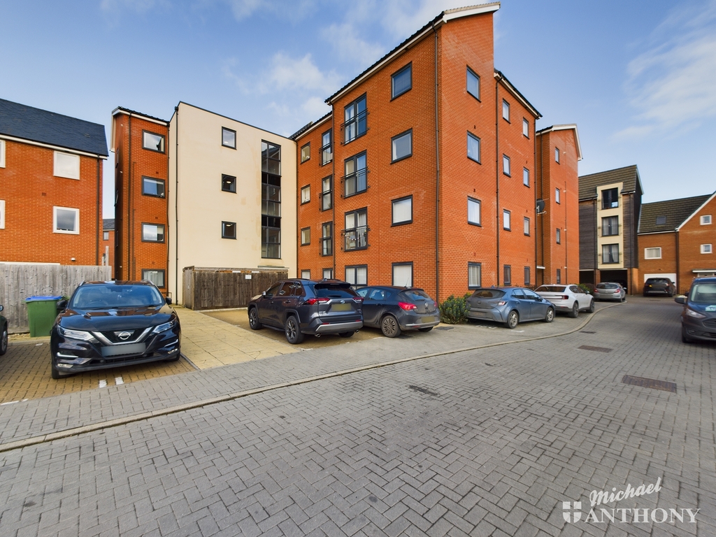 Property & Houses For Sale in Arncott Way, Aylesbury, Michael Anthony