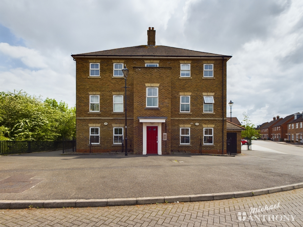 Property & Houses For Sale in Arncott Way, Aylesbury, Michael Anthony Estate Agents