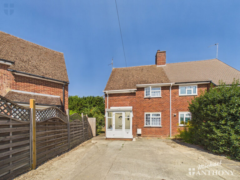 Walton Place, Weston Turville Image