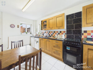 Upton Road, Upton