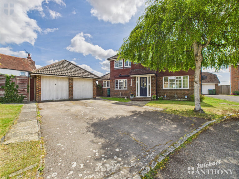 Moat End, Aylesbury Road, Bierton, Buckinghamshire