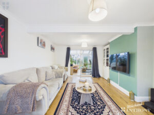 Chiltern Avenue, Stone