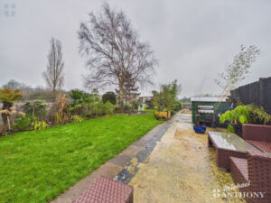 Chiltern Avenue, Stone