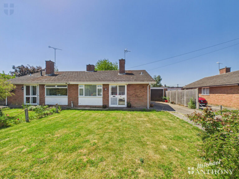 Home Close, Weston Turville Image
